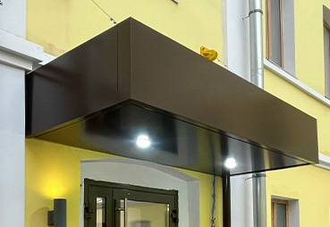 Козырьки для объекта в центре Москвы